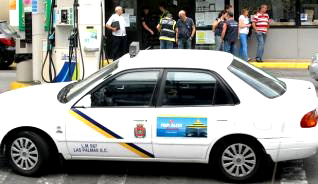 Actuación policial en una cooperativa de taxis de la capital el pasado 2 de julio. | la provincia / dlp
